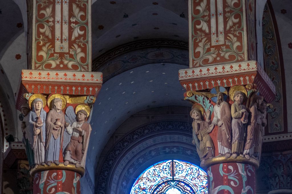 Détails de deux chapiteaux, parmi les 400 que compte l'abbatiale